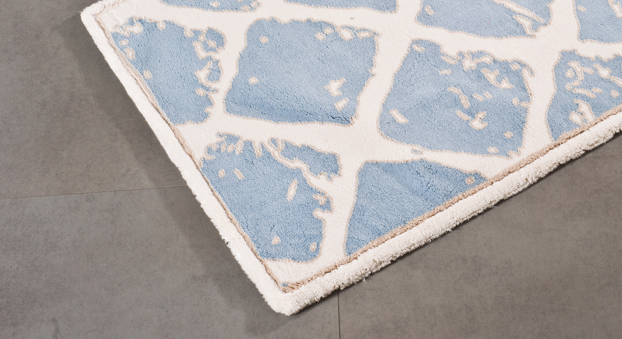 Serging carpet edge example