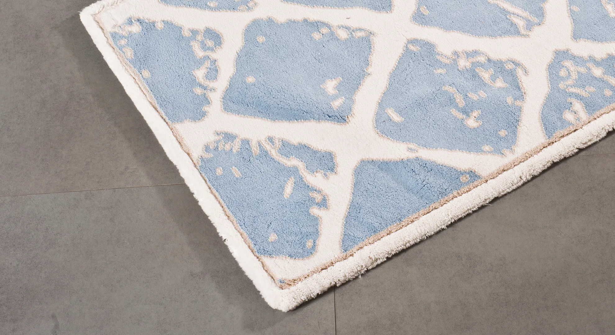Serging carpet edge example